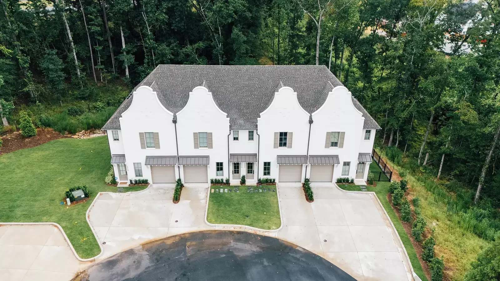 Townhouse With Traditional parapet